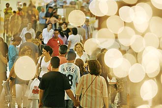 Pessoas caminham em shopping em SP; sistema de posicionamento indoor, similar ao GPS, foi posto em testes para visitantes de shopping finlandês
