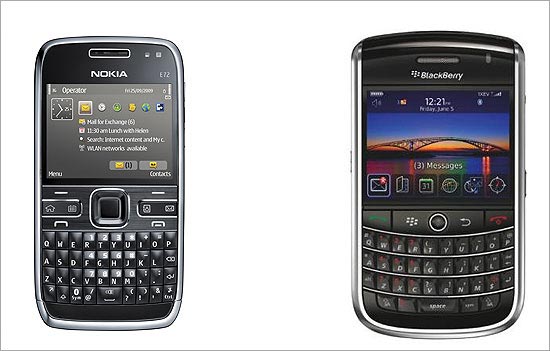 Nokia E72 (esq.) e BlackBerry Tour 9630 (dir.) so os novos smartphones apresentados pelas fabricantes