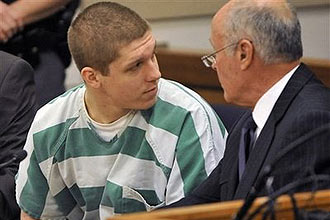 Daniel Petric olha para a famlia sentada atrs dele na corte em Ohio, EUA; jovem foi condenado a 23 anos de priso por atirar nos pais