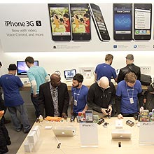 Consumidores em busca do novo modelo de iPhone 3GS nesta sexta, em San Francisco (EUA)