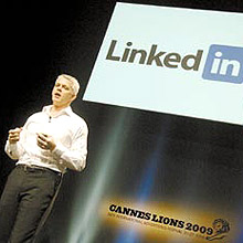 Kevin Eyres, diretor da rede social LinkedIn, durante palestra em Cannes