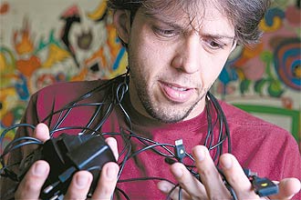Entre cabos e carregadores de celular, o produtor audiovisual Thiago Andr j junta mais de 20 conectores em sua casa