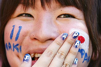 Torcedora japonesa sorri durante a Copa do Mundo, em 2006; servio "escaneia" e comenta os sorrisos de funcionrios