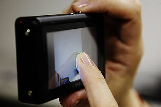 Câmera fotográfica Z300, da Fujifilm, capta a imagem fotográfica a partir de um toque na tela, e tem preço sugerido de R$ 1.199