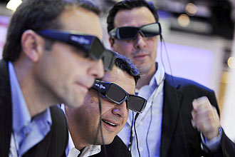 Visitantes experimentam um jogo de computador em tela 3D da Sony, durante a feira de eletrônicos IFA, em Berlim, maior da Europa