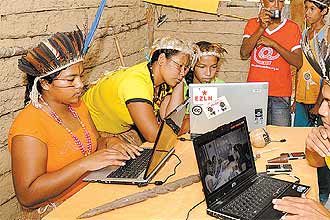 Jovens usam computadores na sede da rede Índios Online; ela é turbinada pelo conteúdo produzido no projeto Celulares Indígenas
