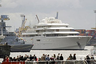 Iate gigante do milionário russo Roman Abramovich Eclipse, que partiu semana passada de porto em Hamburgo com escudo antifoto