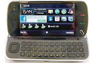 Celular da Nokia N97 deixa usuário escolher o que quer em tela; aparelho tem controle de toque na tela e chega caro ao Brasil