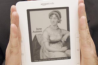 CEO da Amazon Jeff Bezos exibe e-livro da escritora Jane Austen para o Kindle; dispositivo chega ao Brasil em outubro