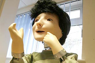 Kaspar, robô com pele artificial que deve ser usado no tratamento de crianças autistas, com instalação de vários sensores pelo corpo