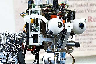 ICub, robô humanoide europeu com 6 versões; pesquisadores querem fazer seu cérebro eletrônico aprender como crianças