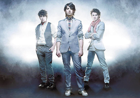 Da esq. para dir., os irmos Nick, Joe e Kevin Jonas, do grupo Jonas Brothers; grupo ir entregar prmio no Grammy