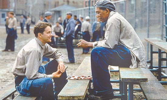 Cena de "Um Sonho de Liberdade" (1994), que atualmente lidera o ranking de 250 melhores filmes de todos os tempos no IMDb