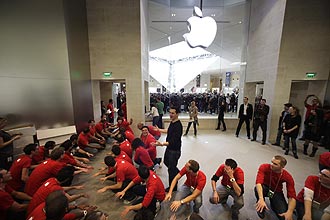 Funcionários da Apple trabalham em loja na França; Apple nasceu como fabricante de computador, mas fez da telefonia seu principal negócio