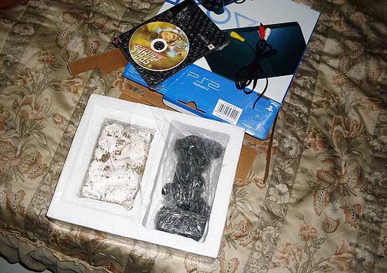 PlayStation 2 falso, com o saco de areia no lugar do videogame; no golpe, vítima desembolsou R$ 150 na Santa Ifigênia