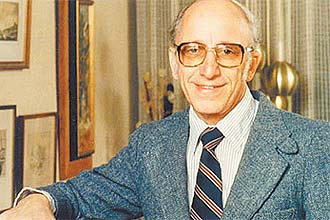O engenheiro alemão Ralph Baer, que desenvolveu o console Brown Box e é tido como o pai do videogame, diz que não joga bem