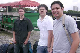 Victor Hugo França (esq.) e Marcos Arantes da Silva, 18, (centro) estudantes em Itajubá (MG); e Alexandre Saito, 31 (dir.), de Curitiba, chegando à Campus Party