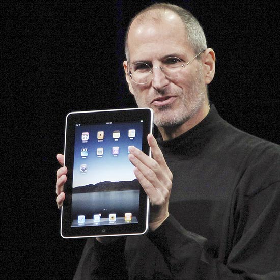 O executivo-chefe da Apple, Steve Jobs, apresenta o iPad, computador tablet da empresa, em San Francisco