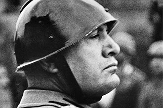 Foto de 11 de novembro de 1937 mostra o ditador italiano Benito Mussolini observando exibio do Exrcito italiano