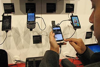 Adobe, responsável pelo complemento multimídia Flash, cortejou os fabricantes dos principais sistemas para celular