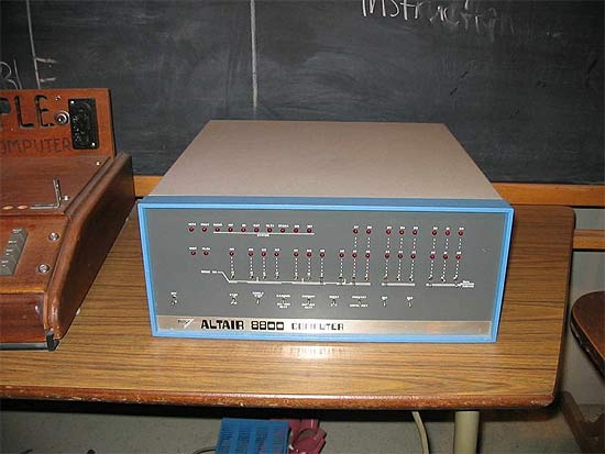 Altair 8800, computador pioneiro produzido por Henry Edward Roberts, que inspirou a fundação da Microsoft