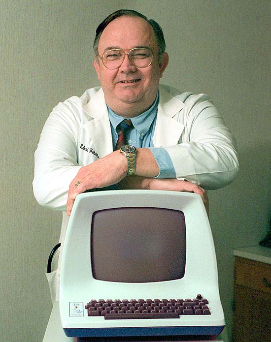 Henry Edward Roberts, em Cochran, Geórgia (EUA), com seu computador Altair 8800, que inspirou Bill Gates
