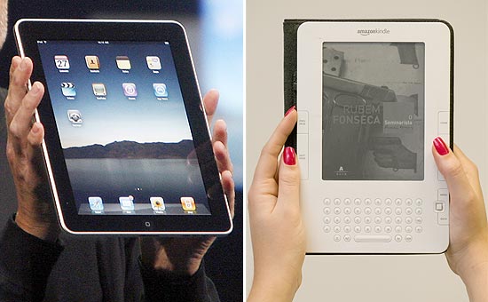O tablet iPad, da Apple (dir.) e o rival Kindle, da Amazon (esq.), que competem no mercado de e-books