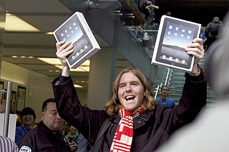Jovem nos Estados Unidos comemora a compra do iPad em San Francisco; Apple começou a venda neste sábado