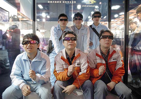 Pessoas testam óculos 3D em demonstração de televisor de LCD da Sony durante evento em Taiwan