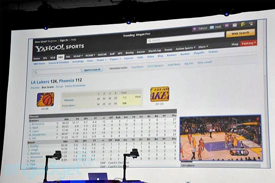 Jogo de basquete figura em uma tela secundária, enquanto o usuário 
navega pela tabela de resultados no browser