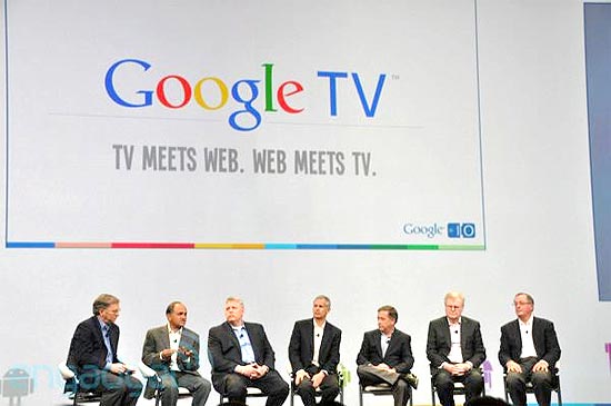 Executivo-chefe do Google, Eric Schmidt (1º à esq.), acompanhado de executivos dos parceiros do sistema