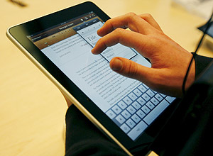 Pessoa usa o iPad, da Apple; projetos experimentais, como os tablets, aproximam nossa sociedade da fico cientfica