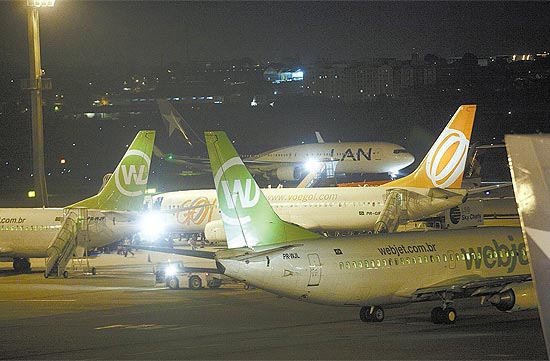 Aviões da Webjet e da Gol em Guarulhos (SP); com aquisição, companhia se aproxima da líder do mercado, a TAM