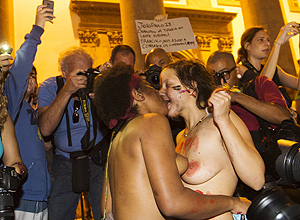 Foto por la que se borr el artculo de Folha en Facebook. En ella, dos mujeres se besan durante una protesta gay contra la llegada del Papa a Rio