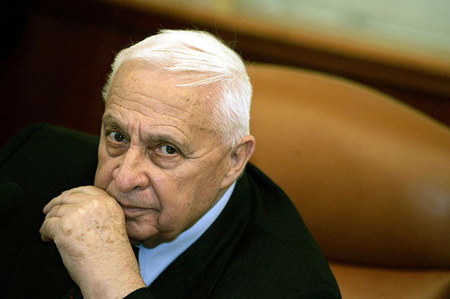Ex-primeiro ministro de Israel Ariel Sharon, em 2005; mdicos disseram nesta sexta-feira que ele teve falncia mltipla dos rgos