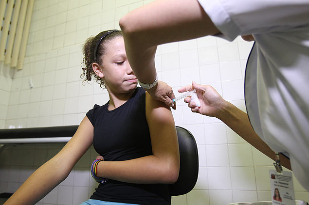 Adolescente  vacinada contra o HPV em posto de sade; ministrio amplia pblico alvo da campanha