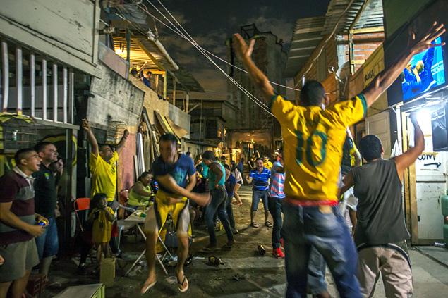 Moradores da favela do Moinho comemoram vitria do Brasil contra a Crocia