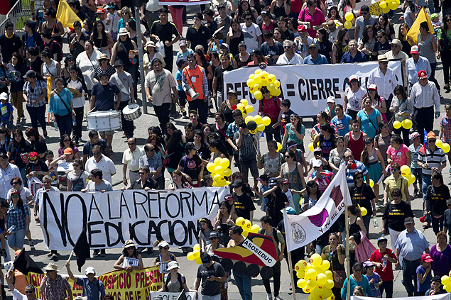 Estudantes, famlias e donos de escolas particulares protestam contra reforma educacional no Chile