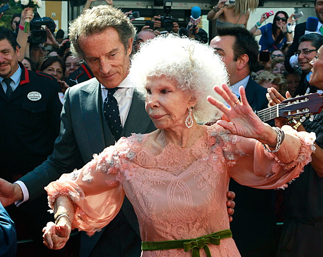 A duquesa de Alba, ao lado do marido, Alfonso Dez, aps o casamento em 2011; ela morreu aos 88 anos