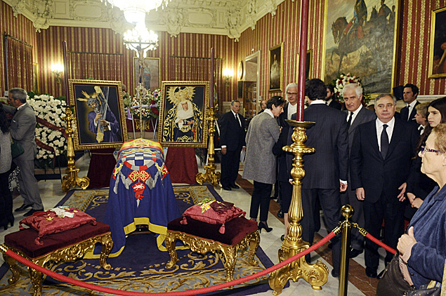 A duquesa  velada na capela da prefeitura de Sevilha, na Espanha, onde morava