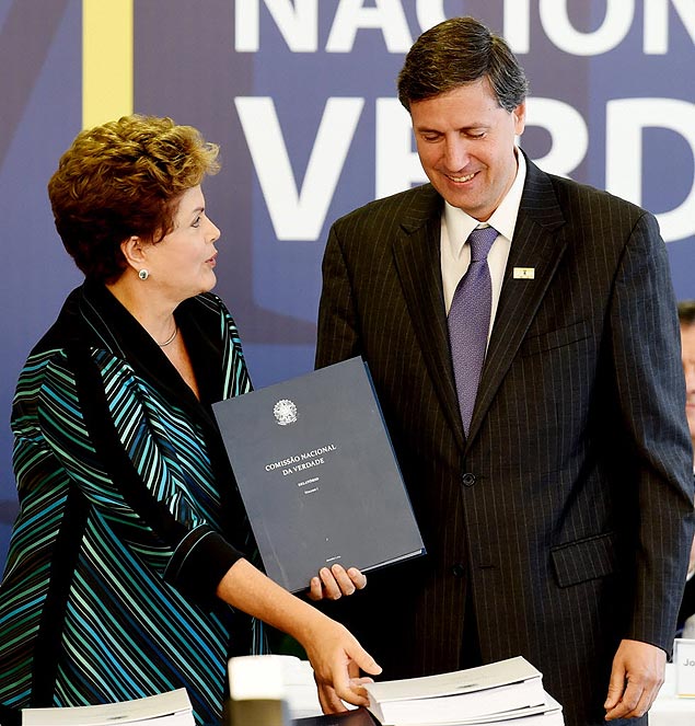 Dilma Rousseff receives from the Coordinator of the National Truth Commission (CNV) Pedro Dallari, the CNV final report