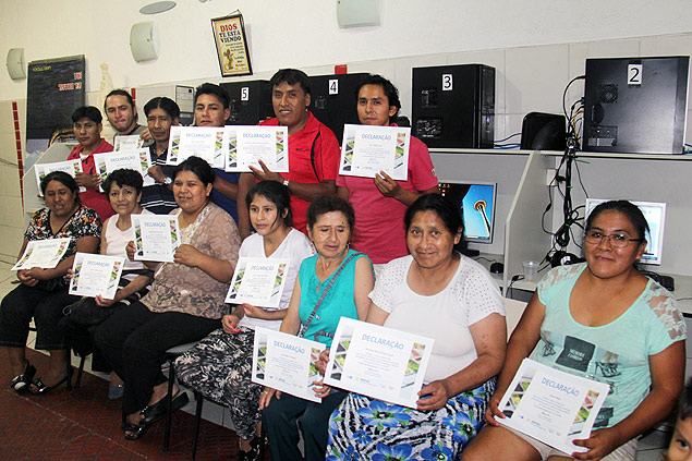 Los participantes del curso posaron con sus diplomas 