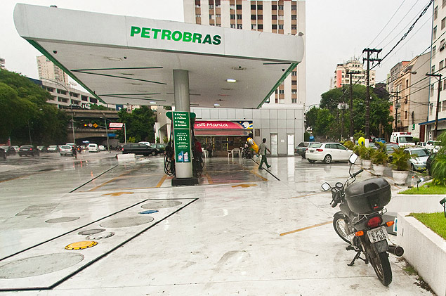SO PAULO, SP, BRASIL, 25-03-2011: Placa de preos reajustados em posto de gasolina Petrobras na avenida Pacaembu, em So Paulo (SP). (Foto: Danilo Verpa/Folhapress, MERCADO)