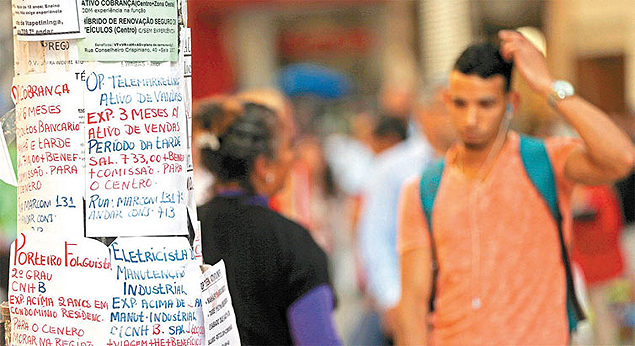 SO PAULO, SP, BRASIL, 21-08-2014: Cartazes que oferecem vagas de emprego, em So Paulo (SP). O pas registrou o menor saldo de criao de vagas de trabalho com carteira assinada para julho desde 1999. (Foto: Ernesto Rodrigues/Folhapress/PODER)