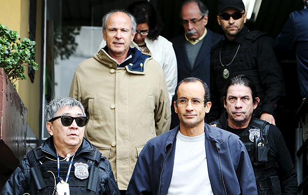 Marcelo Odebrecht (bottom, R), the head of construction company Odebrecht, and Otavio Marques Azevedo (2nd L), CEO of Andrade Gutierrez, are escorted by federal police officers 