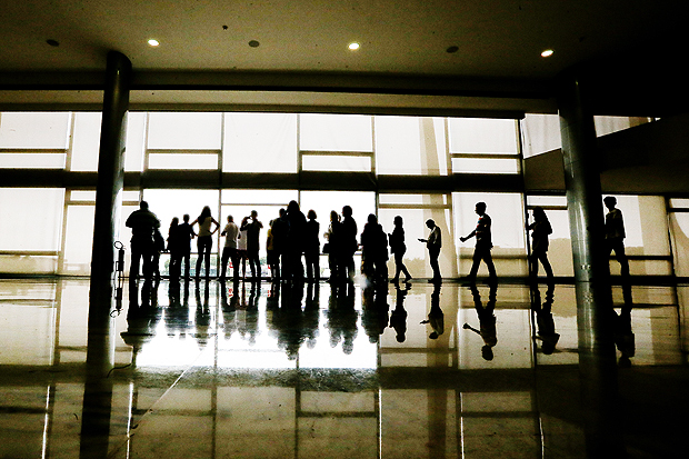 BRASÍLIA, DF, BRASIL, 06.12.2015. Turistas fazem visita guiada ao Palácio do Planalto. Turistas andam no Salão Branco do Planalto. (FOTO Alan Marques/ Folhapress) TURISMO *** ESPECIAL ***