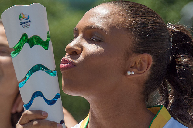 La campeona brasilea de judo Erika Miranda besa la antorcha olmpica, en Ro 