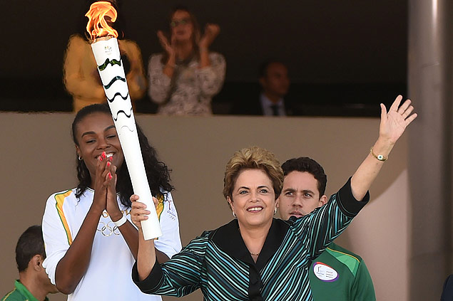 A presidente Dilma recebe a tocha olímpica em evento no Palácio do Planalto