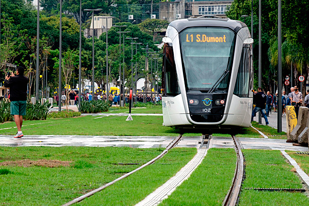 Rio de Janeiro's VLT (light rail vehicle) is inaugurated in Rio de Janeiro, Brazil, on June 5, 2016. The first phase of the VLT links the Novo Rio bus terminal to the Santos Dumont airport. From Monday, the VLT will transport passengers from the museums stop to the airport between 12:00 and 15:00, only on weekdays. / AFP PHOTO / YASUYOSHI CHIBA