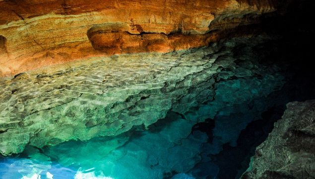 Blue Well, cave with blue lagoon in the Chapada Diamantina, Brazil. Credito Ronaldo Melo / Fotolha